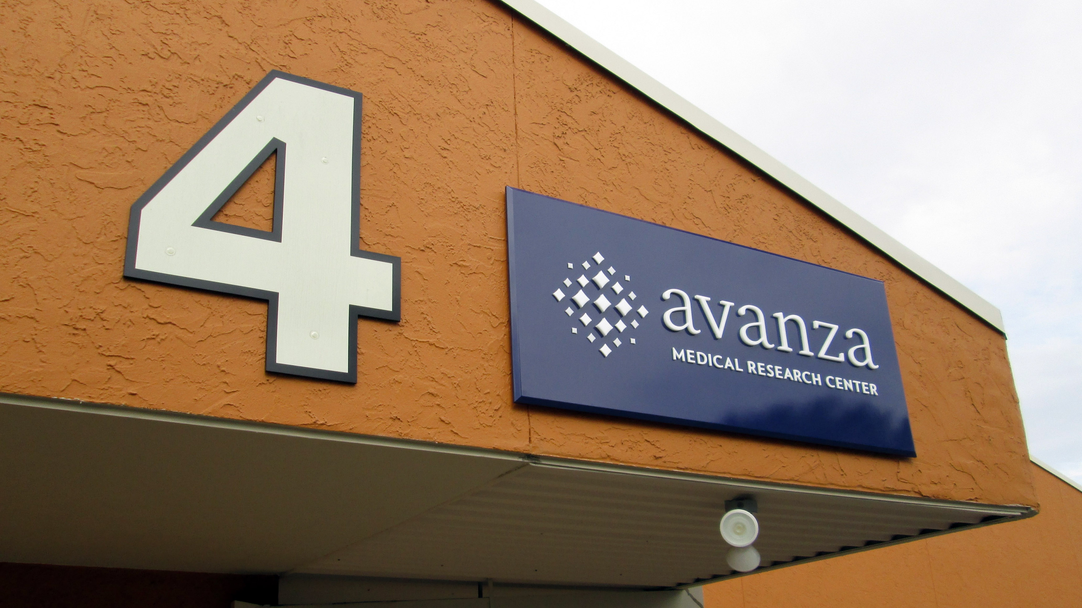 Exterior architectural signage for Avanza Medical by Pensacola Sign 